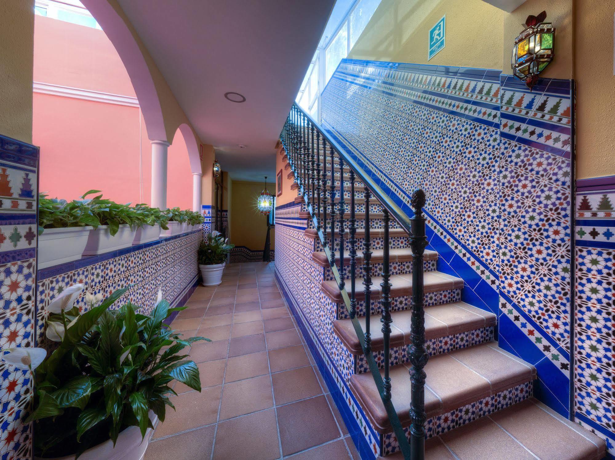 Hotel Dona Lina Seville Luaran gambar